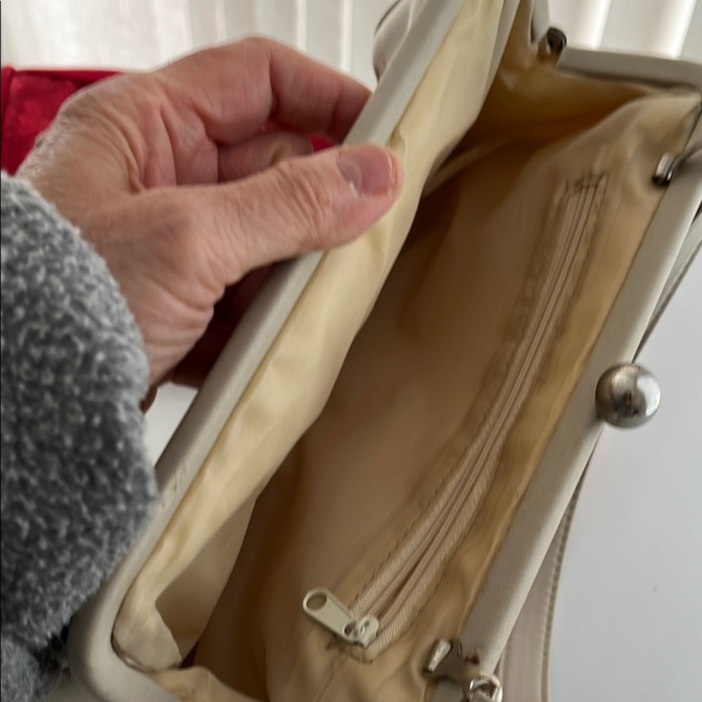 CLOSET CLOSING -Chic Cream and Red satin evening bags with damask design - Picture 8 of 8